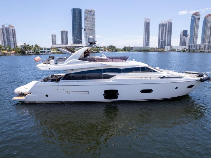 2015 Ferretti Yachts 750