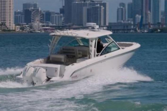 2021 Boston Whaler 320 Vantage