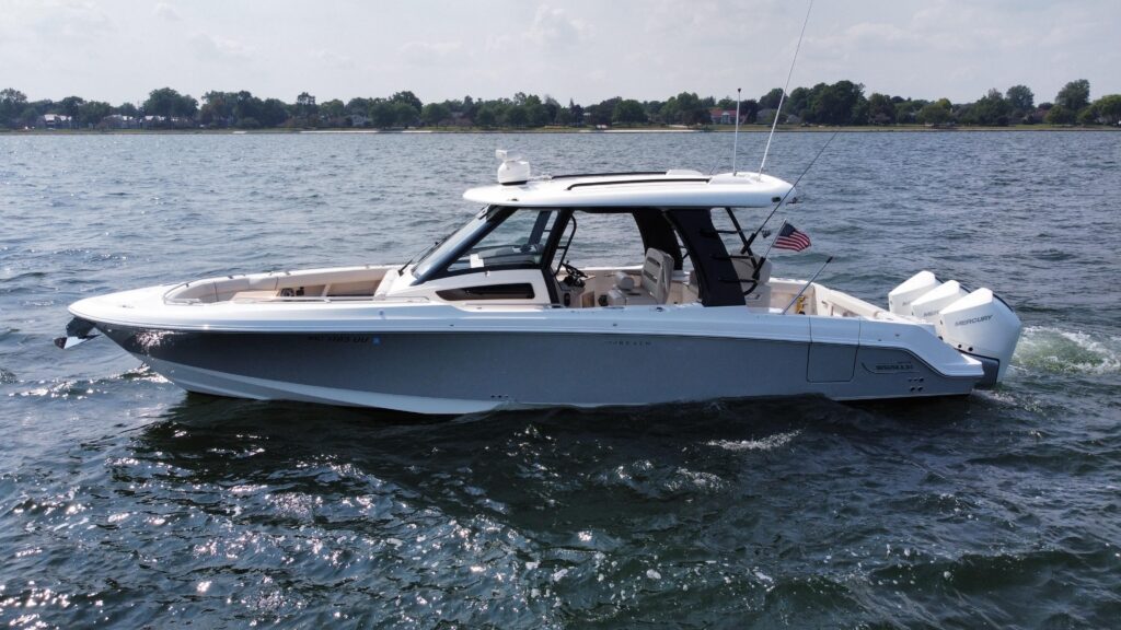 2022 Boston Whaler 350 Realm