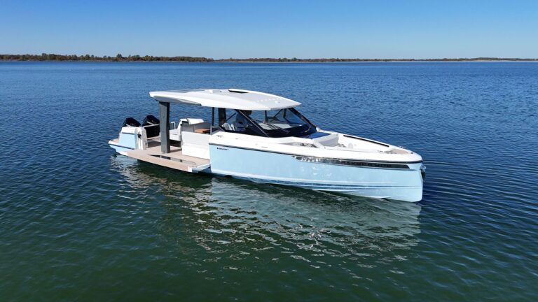 2025 Saxdor 400 GTO 41-foot open sport yacht bow profile showing forward deck, hull lines, and bow seating area
