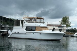 2000 Carver 406 Aft Cabin Motor Yacht exterior profile starboard side view showing full length hull and superstructure