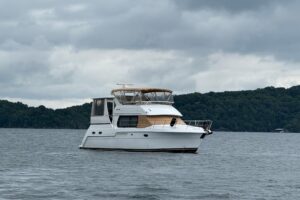 2000 Carver 406 Aft Cabin Motor Yacht stern view showing transom and swim platform in Rogers Arkansas.
