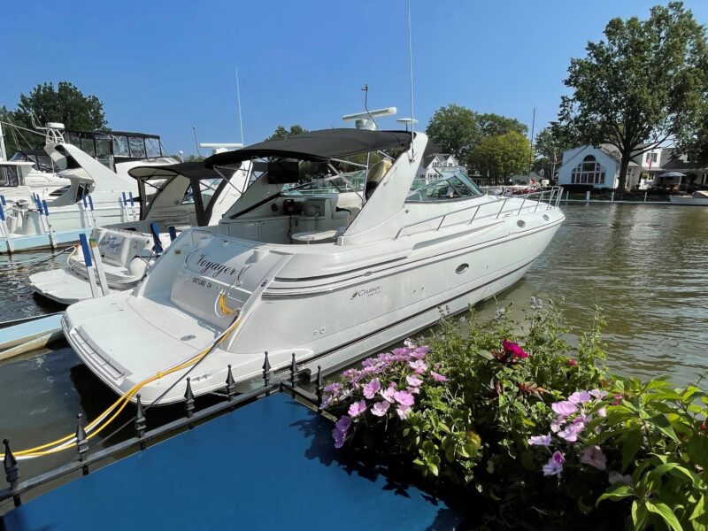 2002 Cruisers Yachts 4270 Express