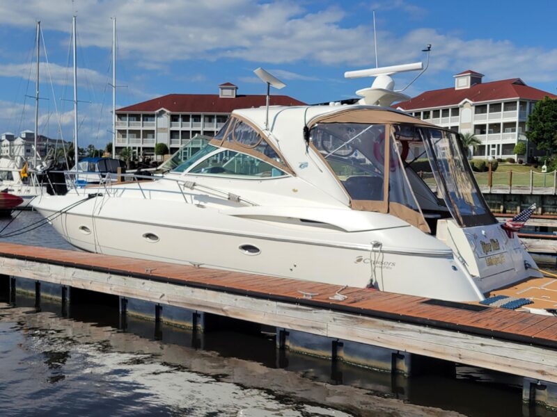 2004 Cruisers Yachts 400 Express