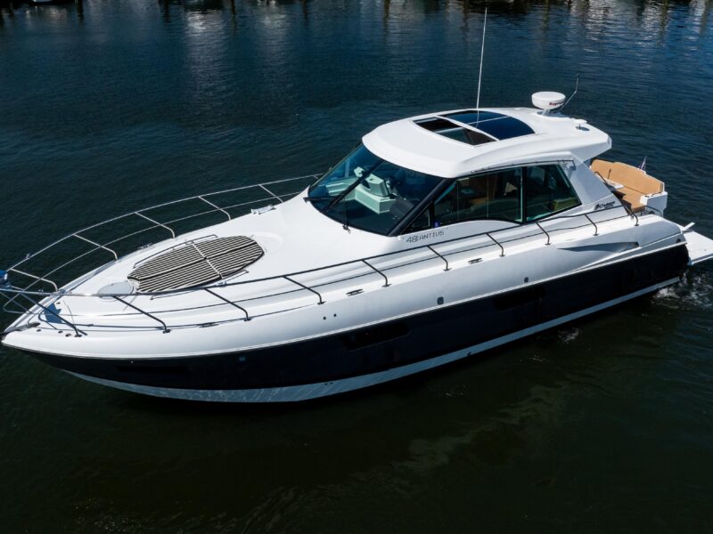 2013 Cruisers Yachts 48 Cantius