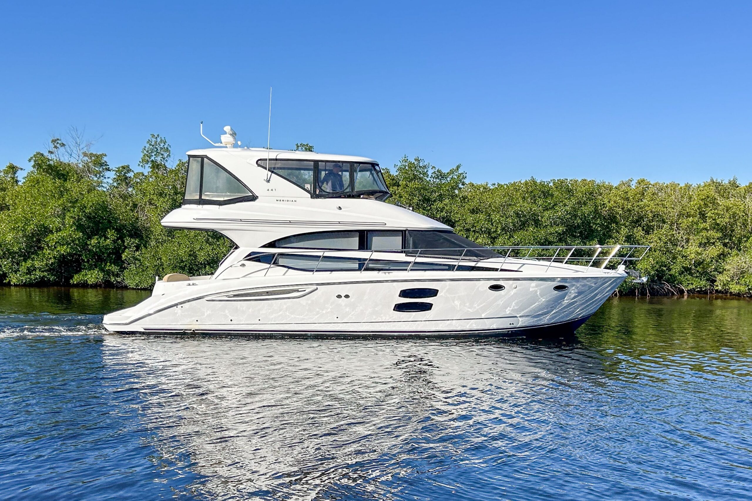 2015 Meridian 441 Sedan cruising profile showing 44-foot sedan-style motor yacht with hardtop and dual helm stations.