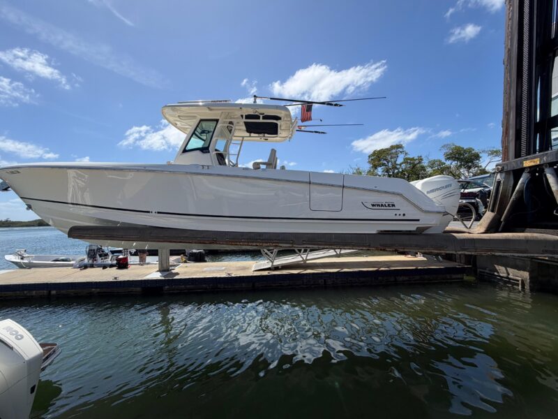2019 Boston Whaler 330 Outrage
