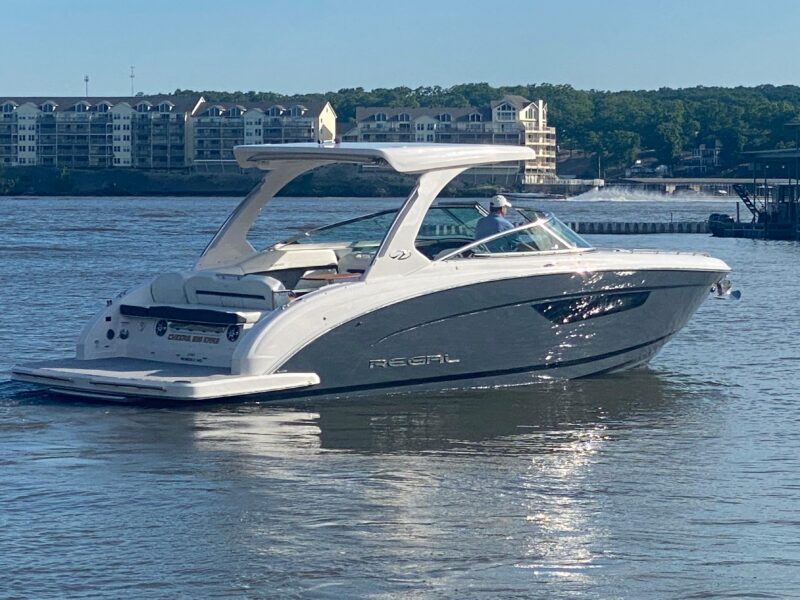 2021 Regal 3300 Bowrider