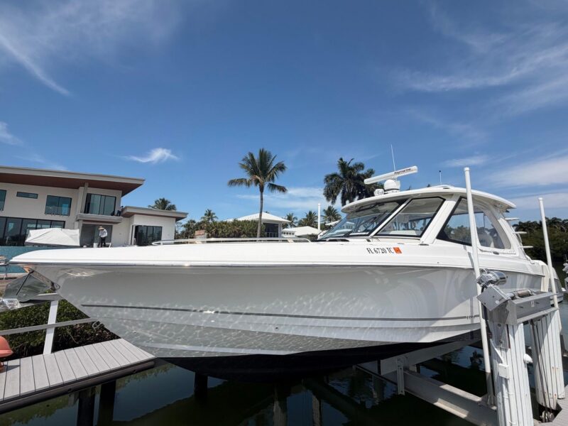 2022 Boston Whaler 380 Realm