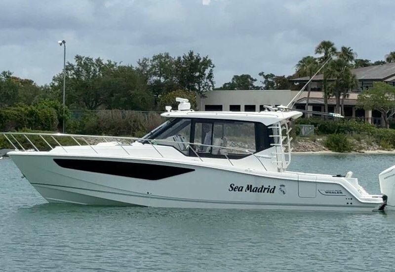 2023 Boston Whaler 405 Conquest
