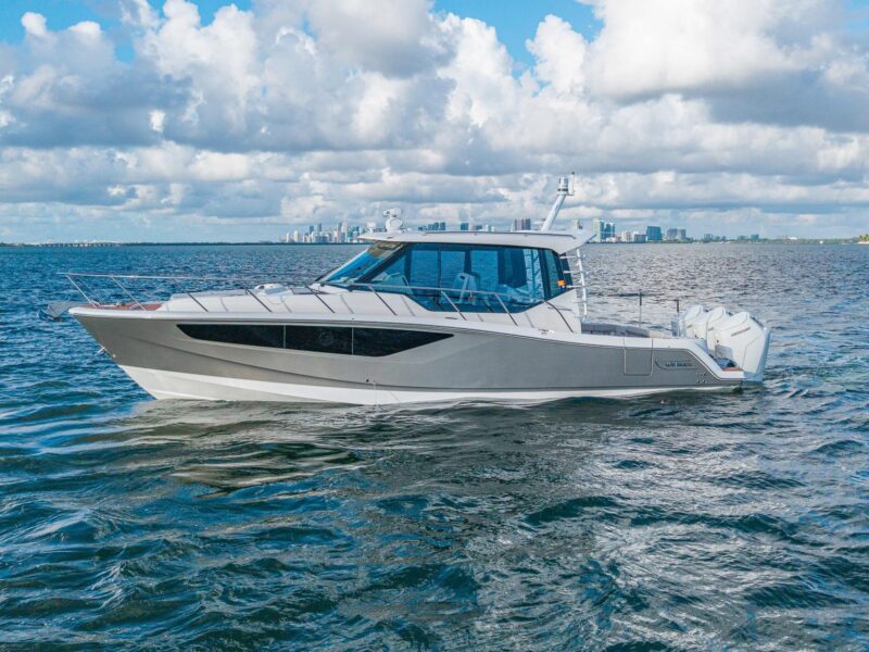 2024 Boston Whaler 405 Conquest