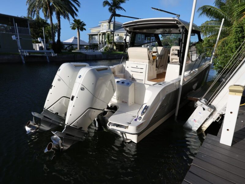 2025 Boston Whaler 325 Conquest