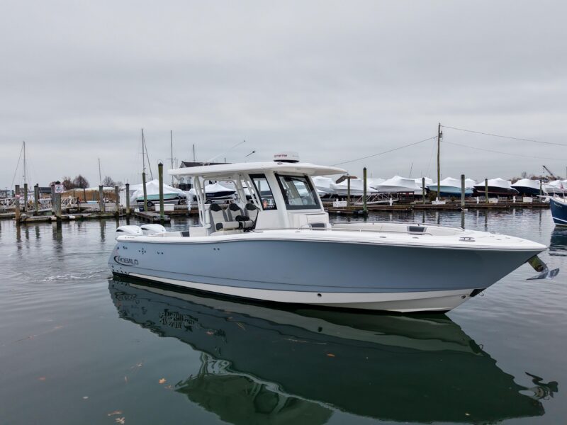 2025 Robalo R300 Center Console