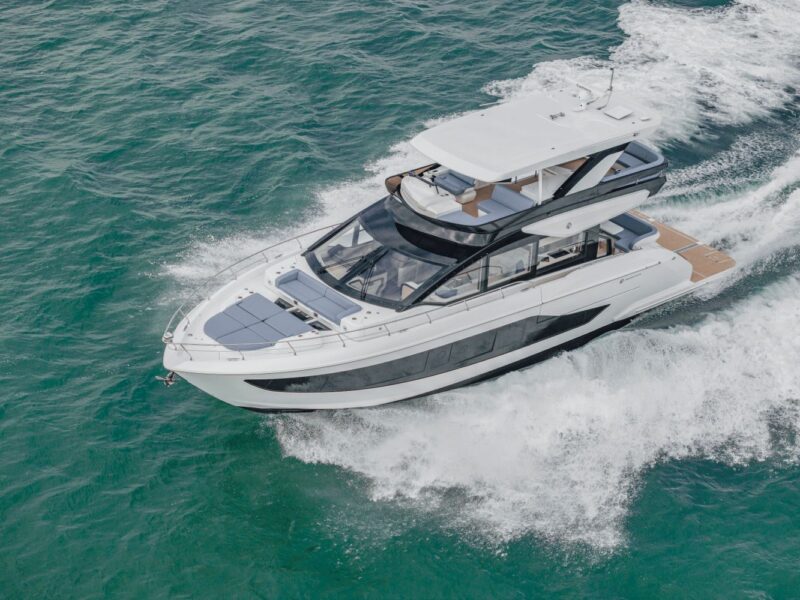 2026 Cruisers Yachts 57 Fly