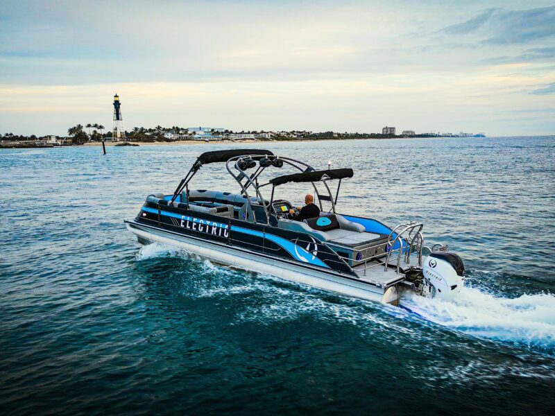 2026 Vision Marine Technologies V30