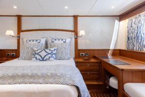 2027 Hunt Yachts 63 Flybridge for sale - photo 5