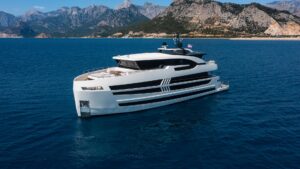 2027 Lazzara UHV 90 for sale - photo 2