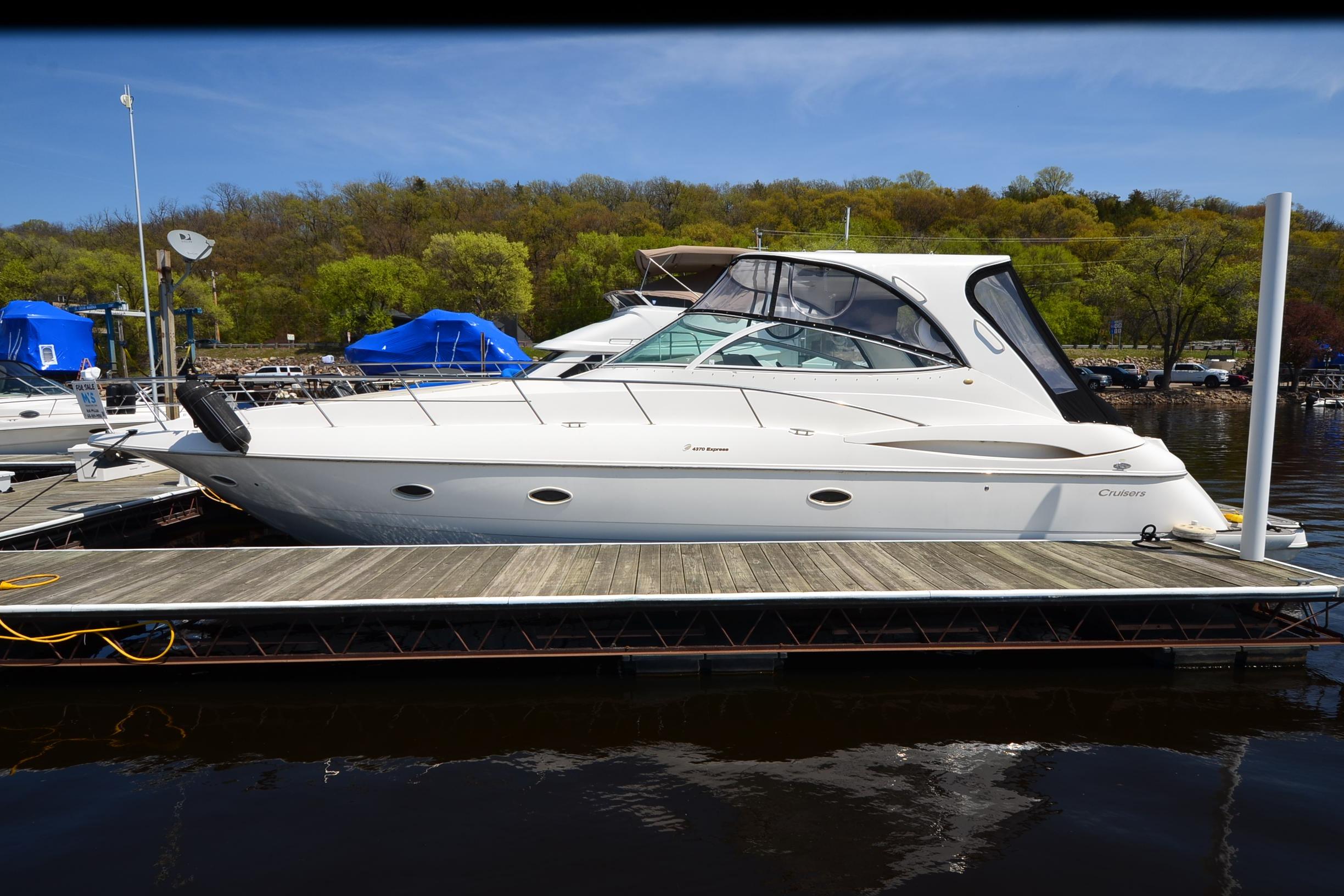 2003 Cruisers Yachts 4370 Express for sale