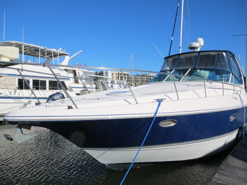 2004 Cruisers Yachts 370