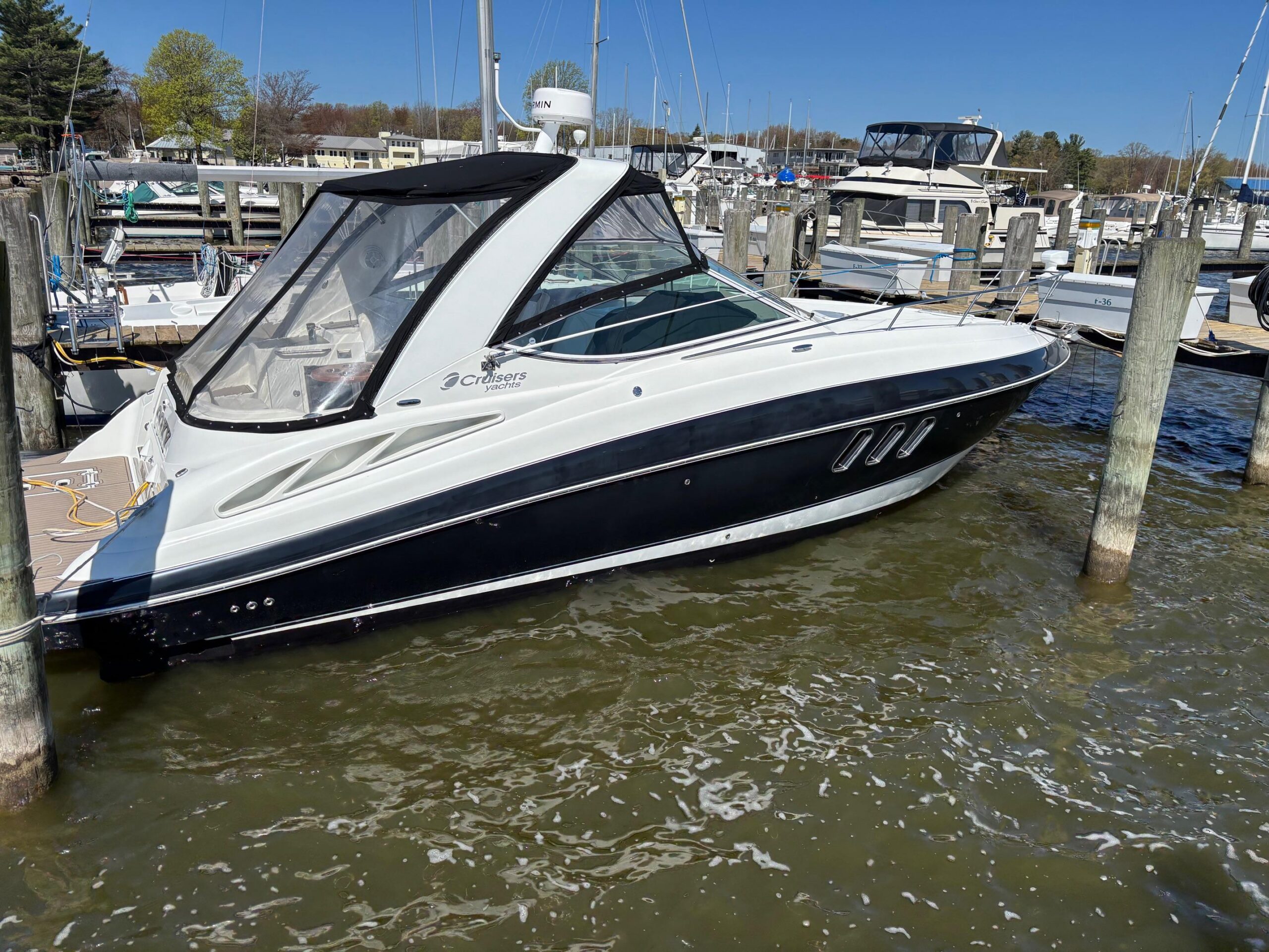 2008 Cruisers Yachts 330 Express for sale