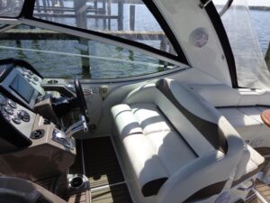 2008 Cruisers Yachts 330 Express for sale - photo 8