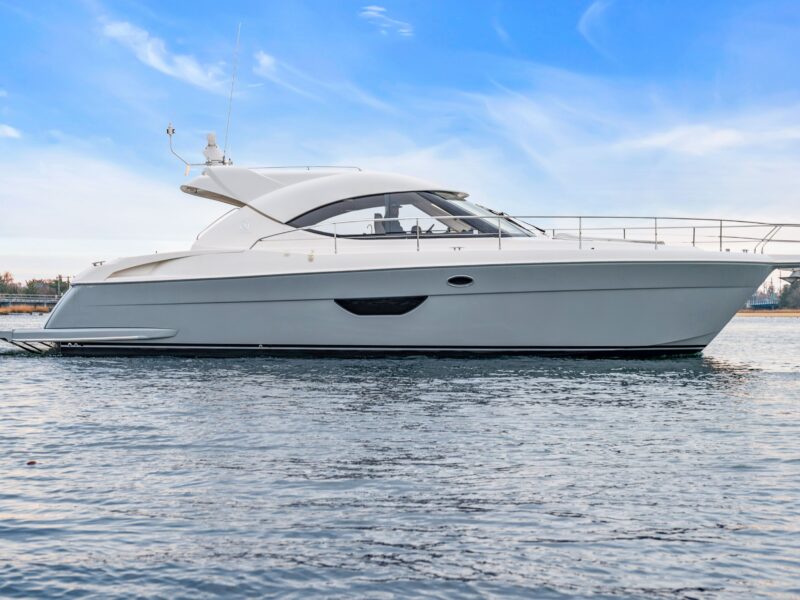2014 Riviera 44 Sport Yacht