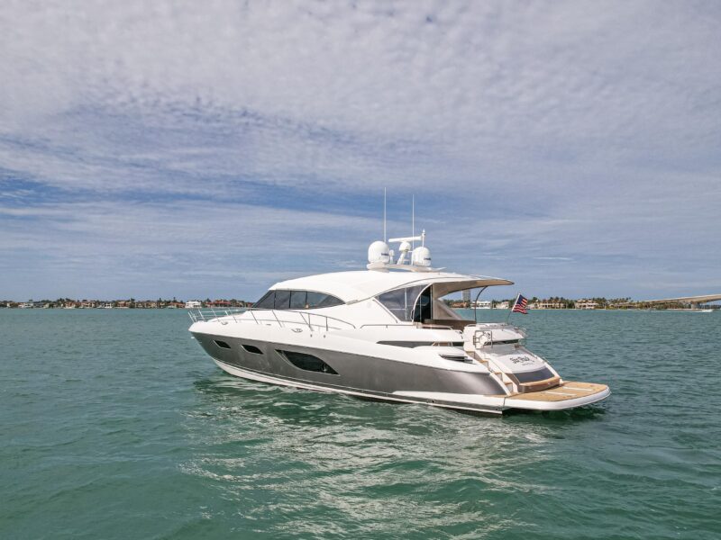 2015 Riviera 6000 Sport Yacht