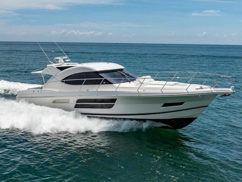 2016 Riviera 5000 Sport Yacht