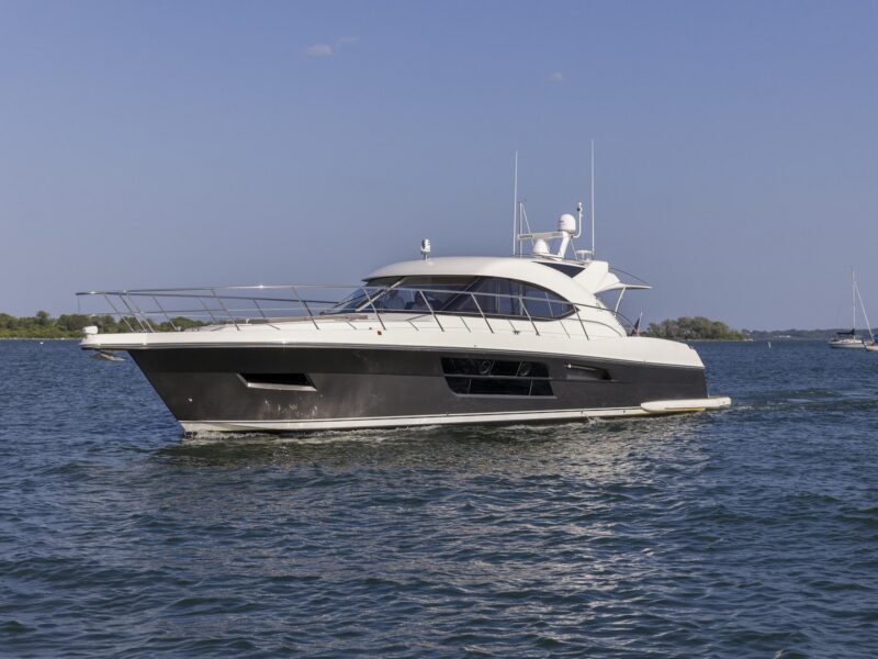 2016 Riviera 5000 Sport Yacht