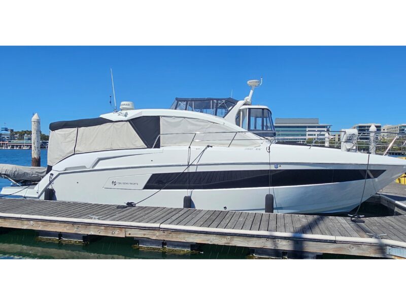 2017 Cruisers Yachts 390 Express Coupe