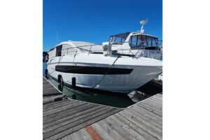 2017 Cruisers Yachts 390 Express Coupe for sale - photo 2