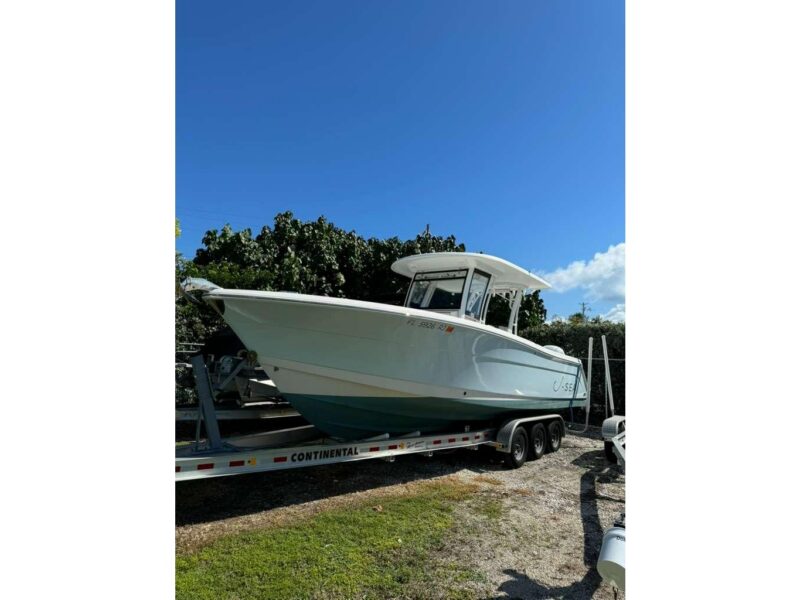 2017 Robalo R302 Center Console