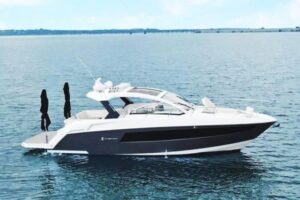 2018 Cruisers Yachts 390 Express Coupe for sale