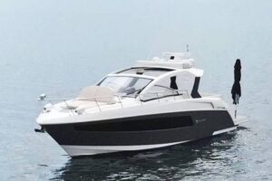 2018 Cruisers Yachts 390 Express Coupe for sale - photo 2