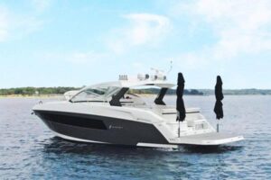 2018 Cruisers Yachts 390 Express Coupe for sale - photo 4