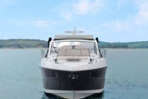 2018 Cruisers Yachts 390 Express Coupe for sale - photo 5