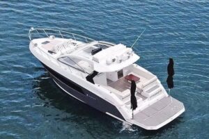 2018 Cruisers Yachts 390 Express Coupe for sale - photo 8