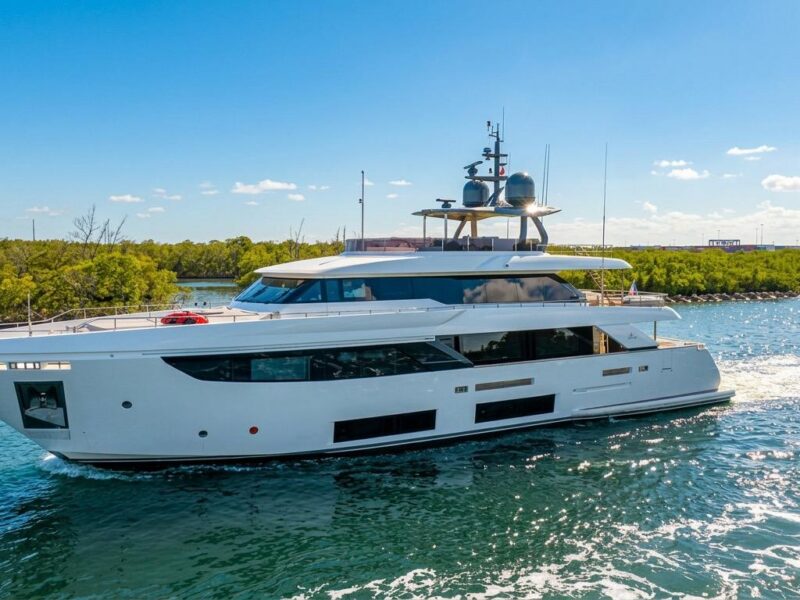 2018 Custom Line Navetta 33