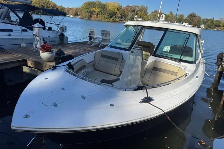 2019 Pursuit DC 325 Dual Console