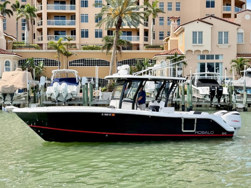 2021 Robalo R302 Center Console