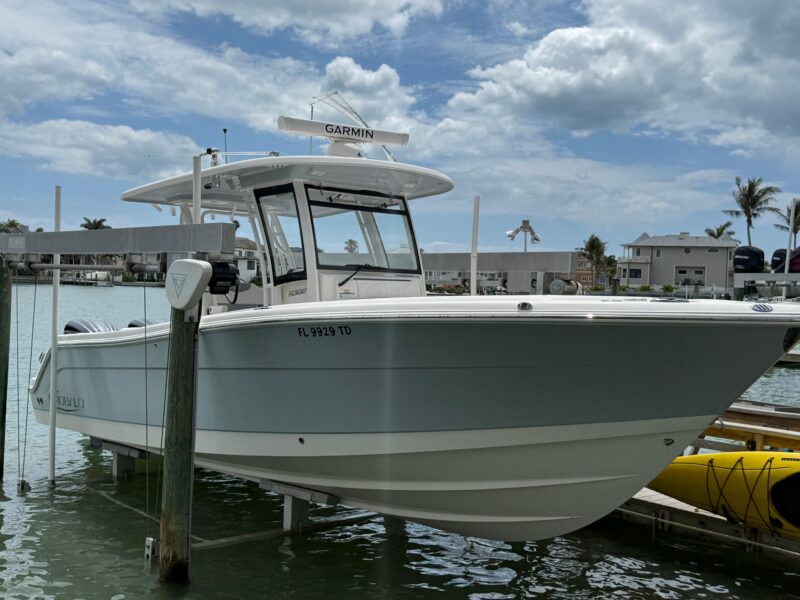 2022 Robalo R302 Center Console