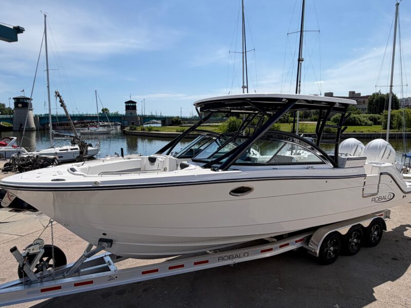 2026 Robalo R317 Dual Console