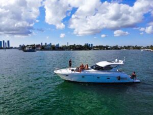 2000 Carver 404 Cockpit Motor Yacht for sale
