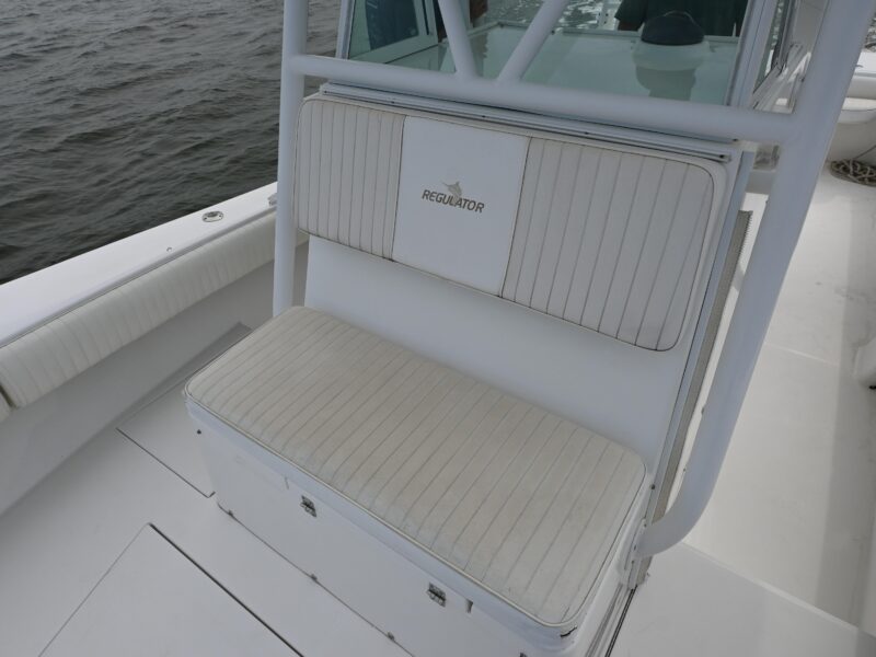 2008 Regulator 32 Forward Seating