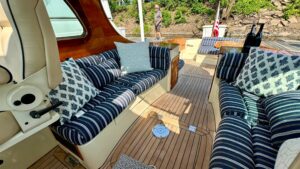 2009 Hinckley Picnic Boat 37 MKIII for sale - photo 3