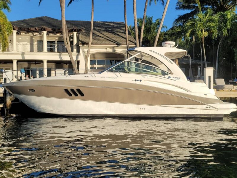 2014 Cruisers Yachts 380 Express