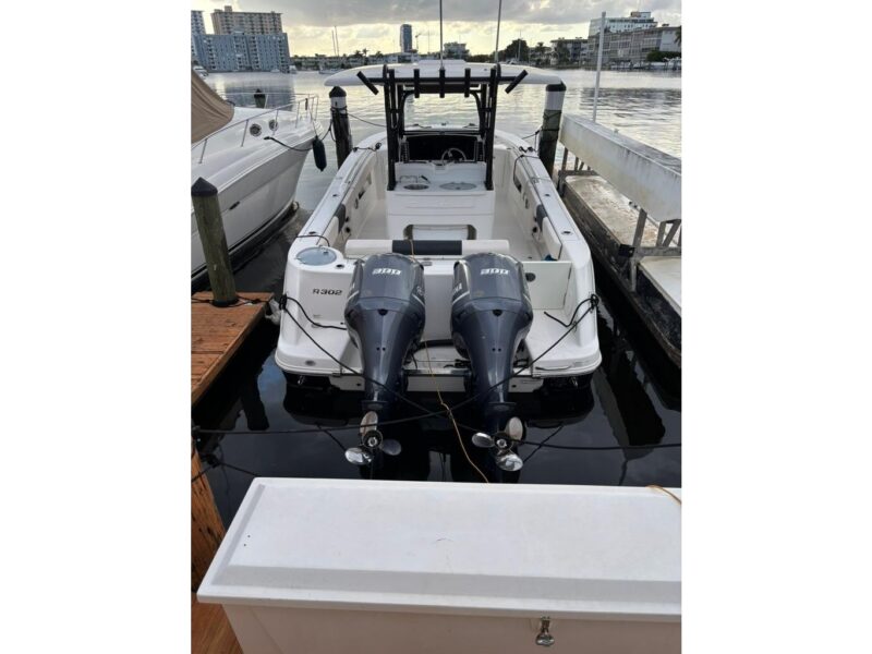 2017 Robalo R302 Center Console