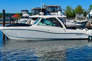 2017 World Cat 320 DC for sale