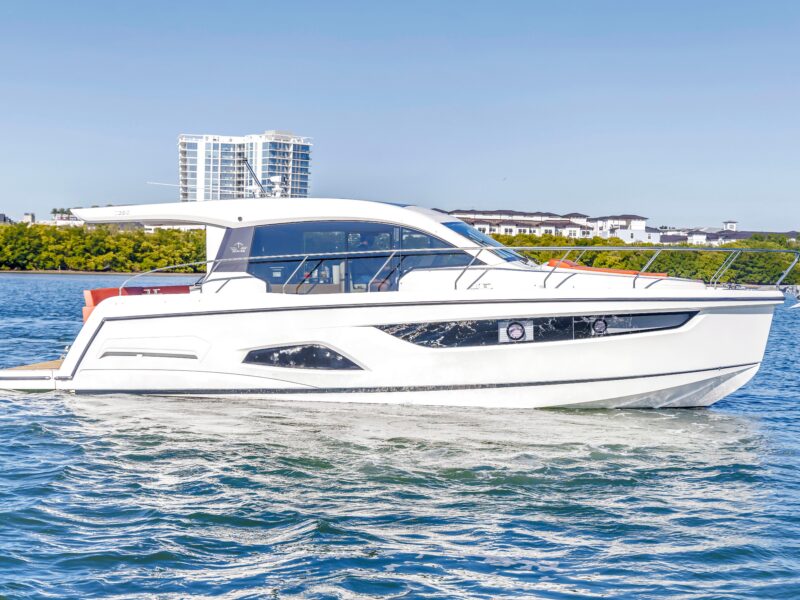 2020 Sealine C390