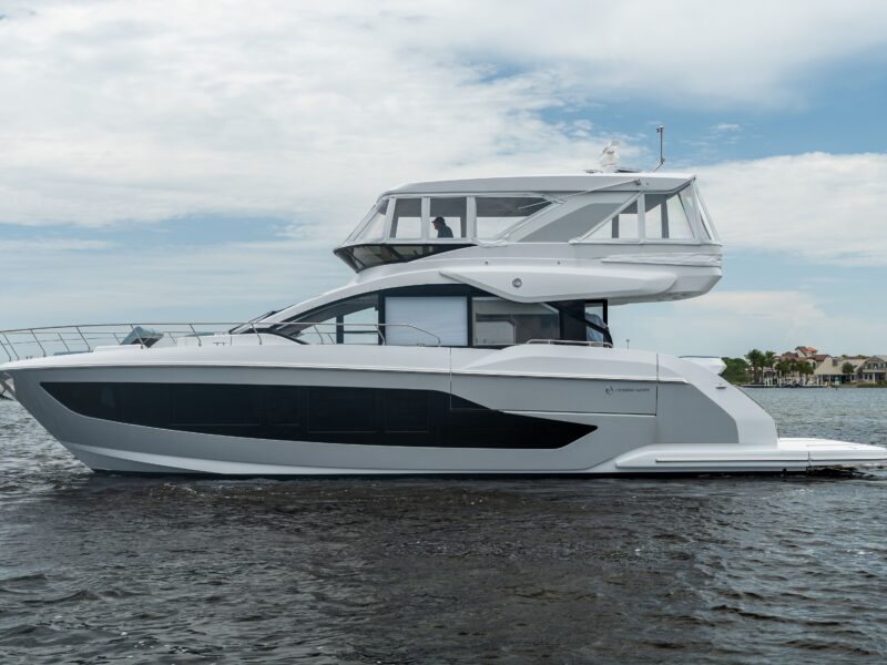 2026 Cruisers Yachts 57 Fly